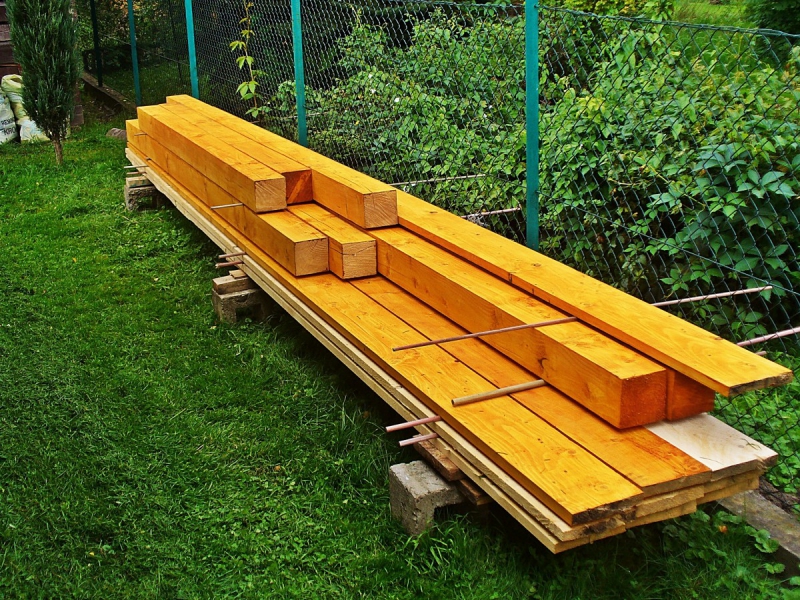 menuisier-ANDON-min_boards_the_rafters_joinery_tree_painting_wood_colored_paint-871508